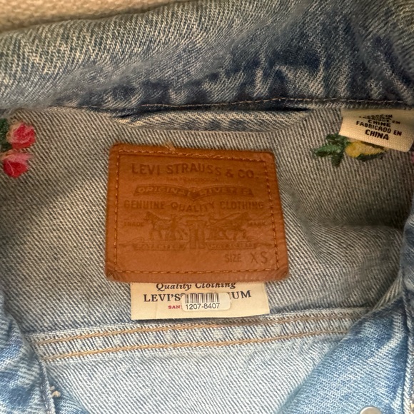 Adorable oversized Levi’s floral Jean jacket - Picture 4 of 5